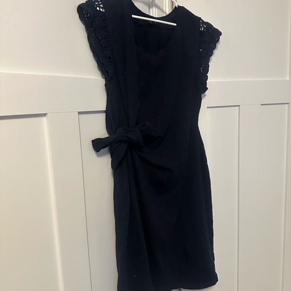 Elegant Navy Dress with Lace Sleeves - Picture 4 of 6